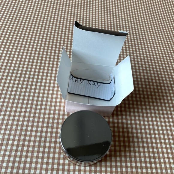 MARY KAY MINERAL POWDER FOUNDATION.NWT
DISCONTINUED. NEW. BRONZE 3 - Picture 11 of 11